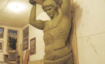 Фигуры атлантов из глины Фигуры атлантов из глины